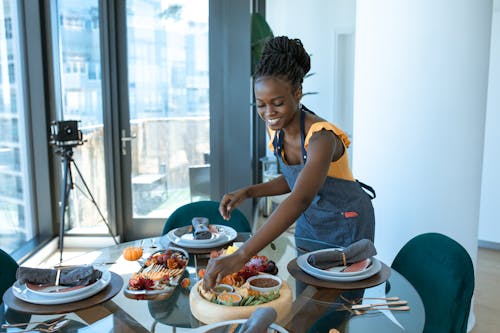 Gratis lagerfoto af afroamerikansk kvinde, appetitligt, borddækning
