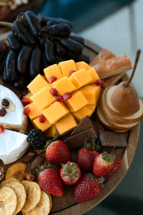 Rodajas De Queso Y Fresas En Un Tazón De Madera Marrón