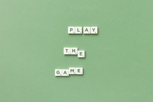 글자 맞추기 조각, 밝은 녹색 배경, 보드 게임의 무료 스톡 사진