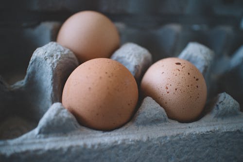 Foto De Foco Seletivo De Três Ovos Na Bandeja