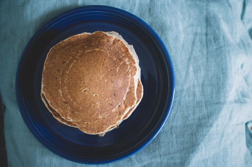 Free Aerial view of homemade pancakes on a blue plate, ready for breakfast. Stock Photo