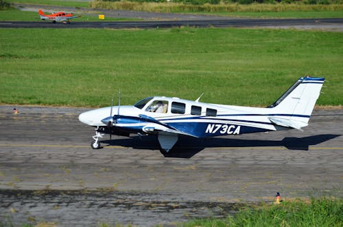 Foto profissional grátis de aeronave, aeroporto, passarela