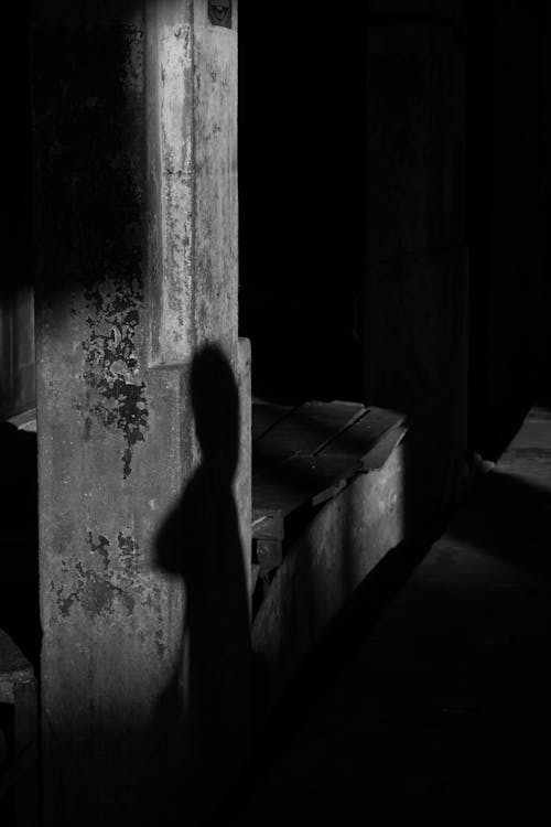 Gratis stockfoto met beton, donkere achtergrond, eng Stockfoto