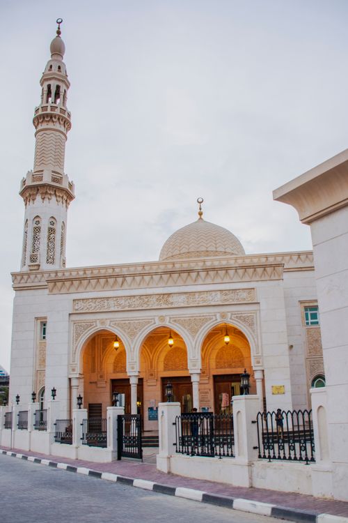 Free A beautiful mosque in Dubai showcasing stunning Islamic architecture. Stock Photo
