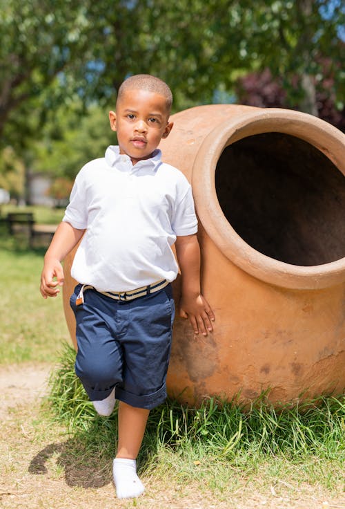 Gratis stockfoto met afro-amerikaanse jongen, bloempot, gekleurde jongen