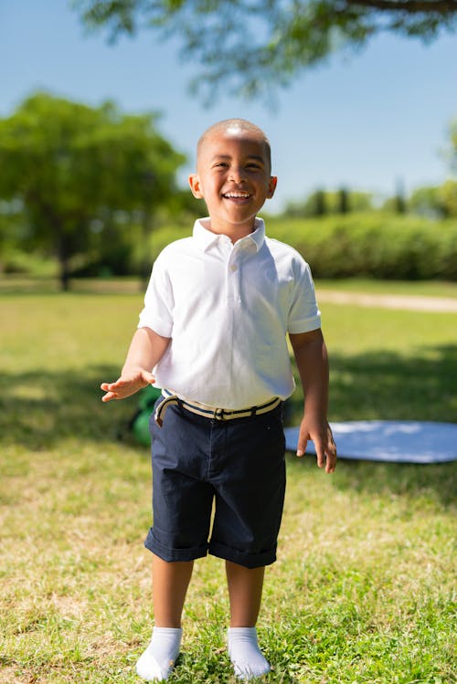 Gratis stockfoto met afro-amerikaanse jongen, blij, gekleurde jongen