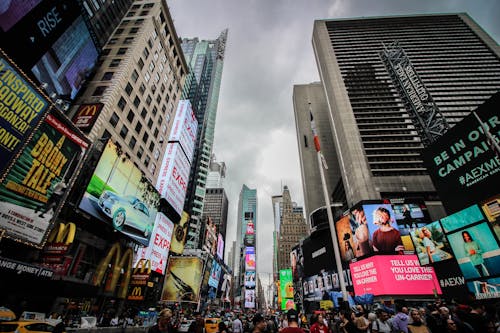 Darmowe zdjęcie z galerii z architektura, billboardy, chodzenie