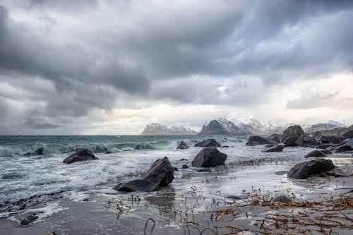 Kostnadsfri bild av hav, havskust, humörlig himmel