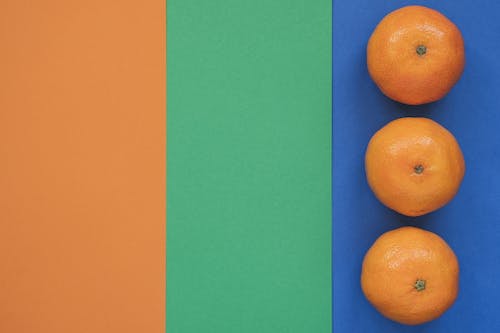 Free A Row of Citrus Fruits on Blue Surface Stock Photo