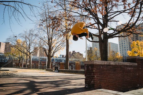 Cara Irreconhecível Fazendo Truque De Parkour Lá Fora