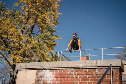 Женщина в черной куртке сидит на бетонной лестнице