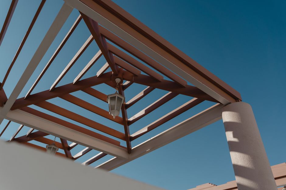 Moderne houten pergola met stijlvolle schaduwspel. Moderne houten pergola met stijlvolle schaduwspel.