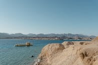 美丽的沿海景观，充满活力的黄色潜艇映衬着清澈的蓝色海水