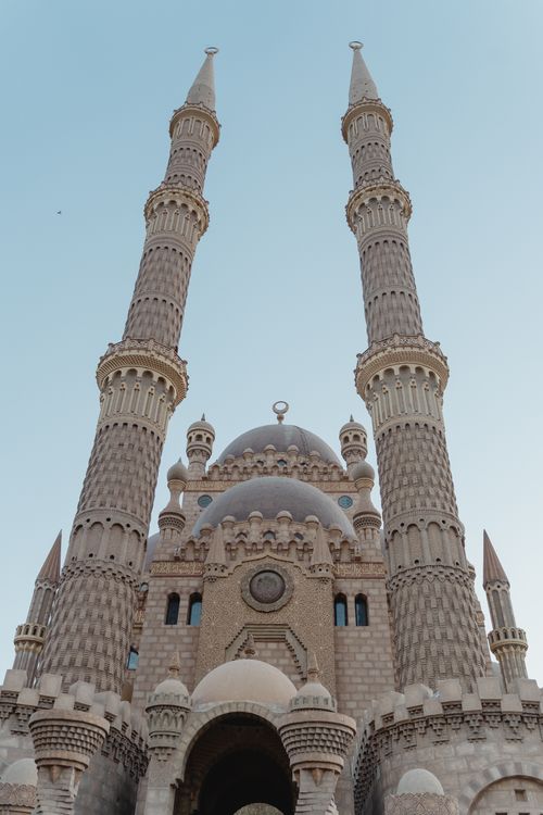 Free A stunning mosque with twin minarets reaching the sky, showcasing intricate architecture. Stock Photo