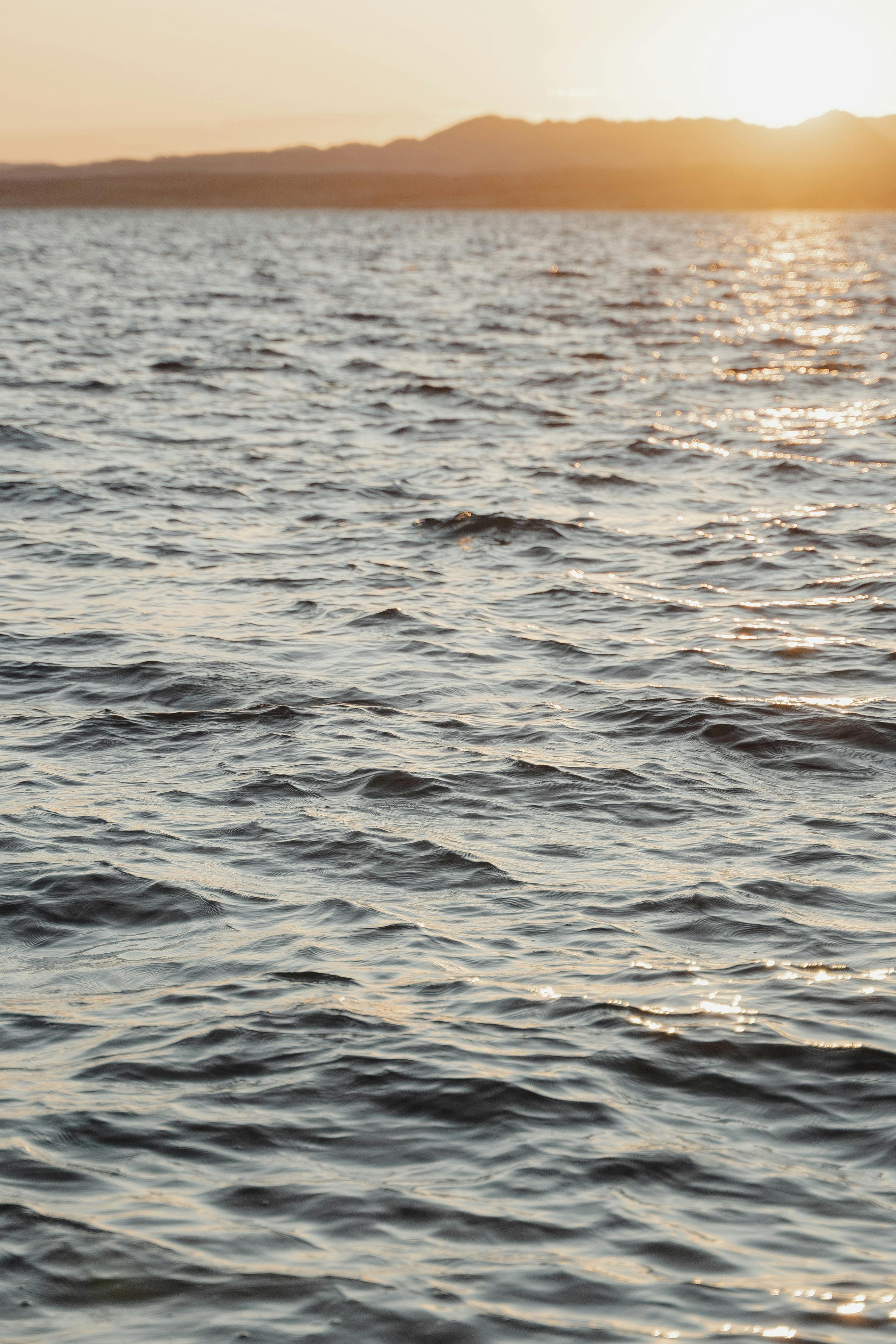 宁静的海浪沐浴在金色的夕阳下，营造出一片宁静的海景