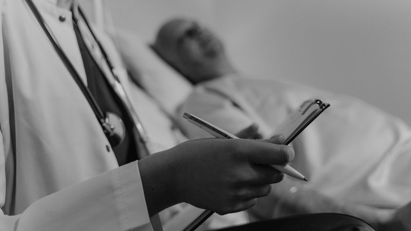 Yalnız yaşayanlarda Alzheimer riski yarı yarıya artıyor