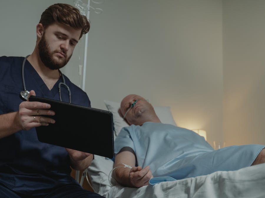 What are the early signs of prostate cancer in a man?