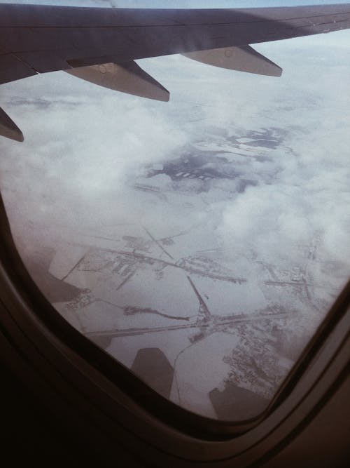 Photos gratuites de aile d'avion, fenêtre d'avion, neige