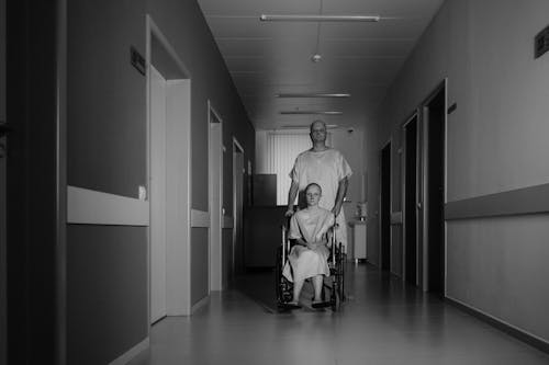Foto d'estoc gratuïta de bata d'hospital, blanc i negre, cadira de rodes