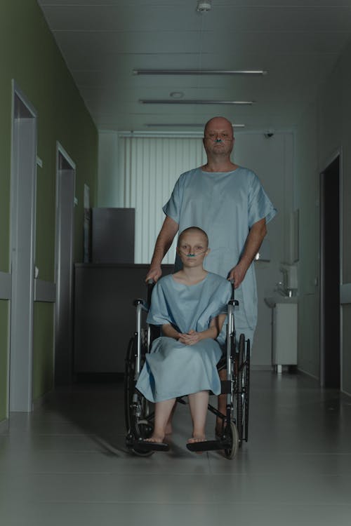 Foto d'estoc gratuïta de bata d'hospital, cadira de rodes, calb