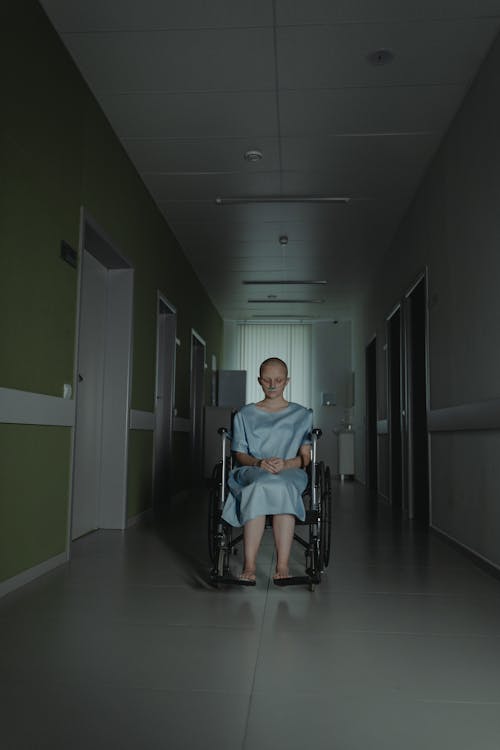Foto d'estoc gratuïta de assegut, bata d'hospital, cadira de rodes