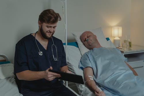 Foto profissional grátis de bata de hospital, calvo, cama hospitalar