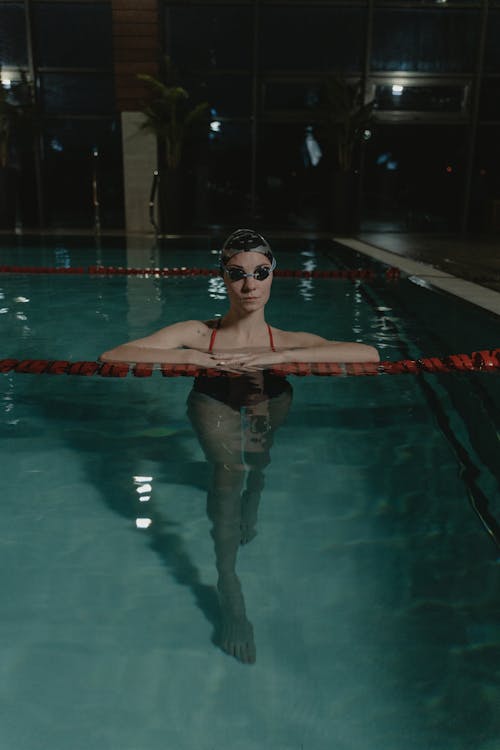 Darmowe zdjęcie z galerii z basen, czepek kąpielowy, na stojąco