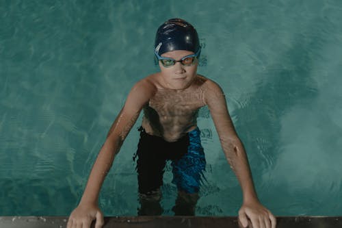 Darmowe zdjęcie z galerii z basen, chłopak, czepek kąpielowy