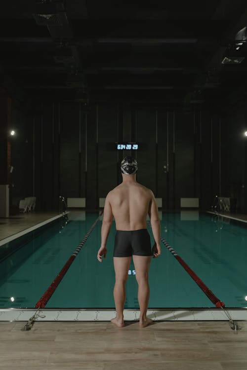 Imagine de stoc gratuită din fără cămașă, în picioare, înotător