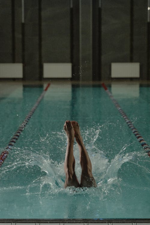 Foto profissional grátis de ação, água, ao lado da piscina