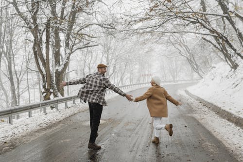 Homme En Veste Marron Et Pantalon Noir Marchant Sur Route