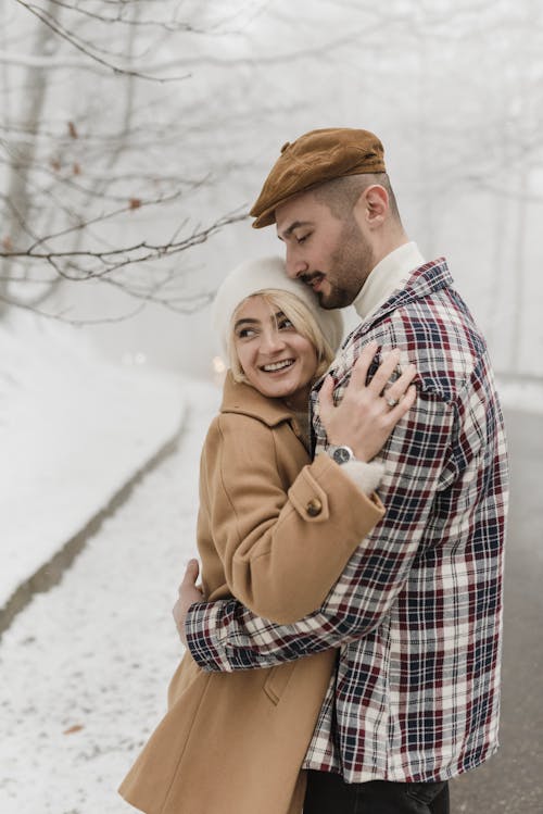 Homem E Mulher Em Pé No Solo Coberto De Neve