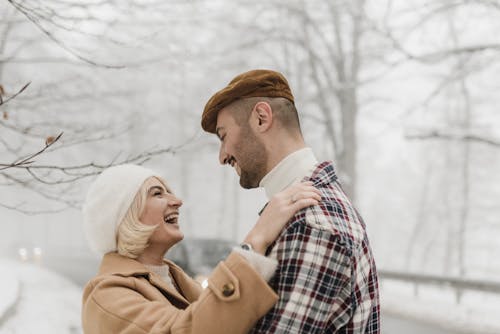 Mann Und Frau Stehen In Der Nähe Von Bäumen