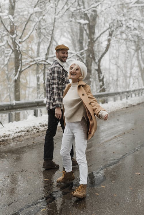 Homme En Chemise De Ville écossaise Bleue Et Blanche Et Pantalon Marron Portant Un Sac En Cuir Marron