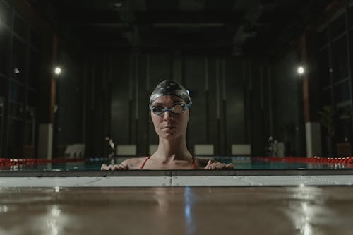Fotos de stock gratuitas de gafas protectoras, gorra de natación, mujer