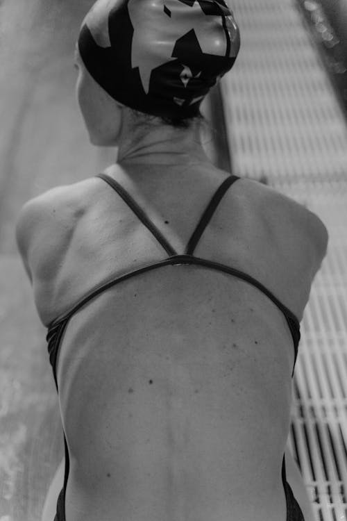 Foto d'estoc gratuïta de d'esquena, escala de grisos, gorra de natació