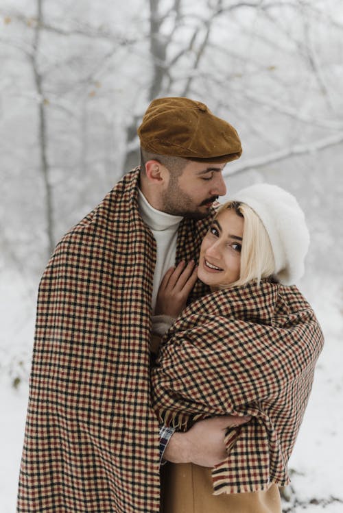 Uomo E Donna Che Si Abbracciano Durante L'inverno