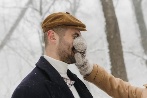 Uomo In Giacca Nera E Cappello Marrone