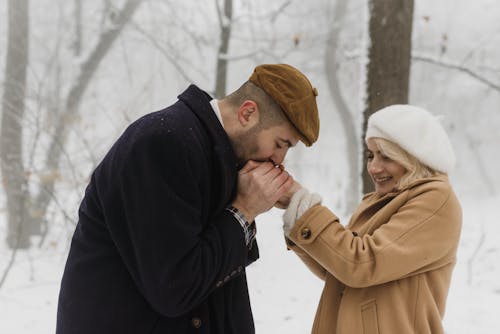 Gratis Uomo E Donna Che Baciano Durante L'inverno Foto a disposizione