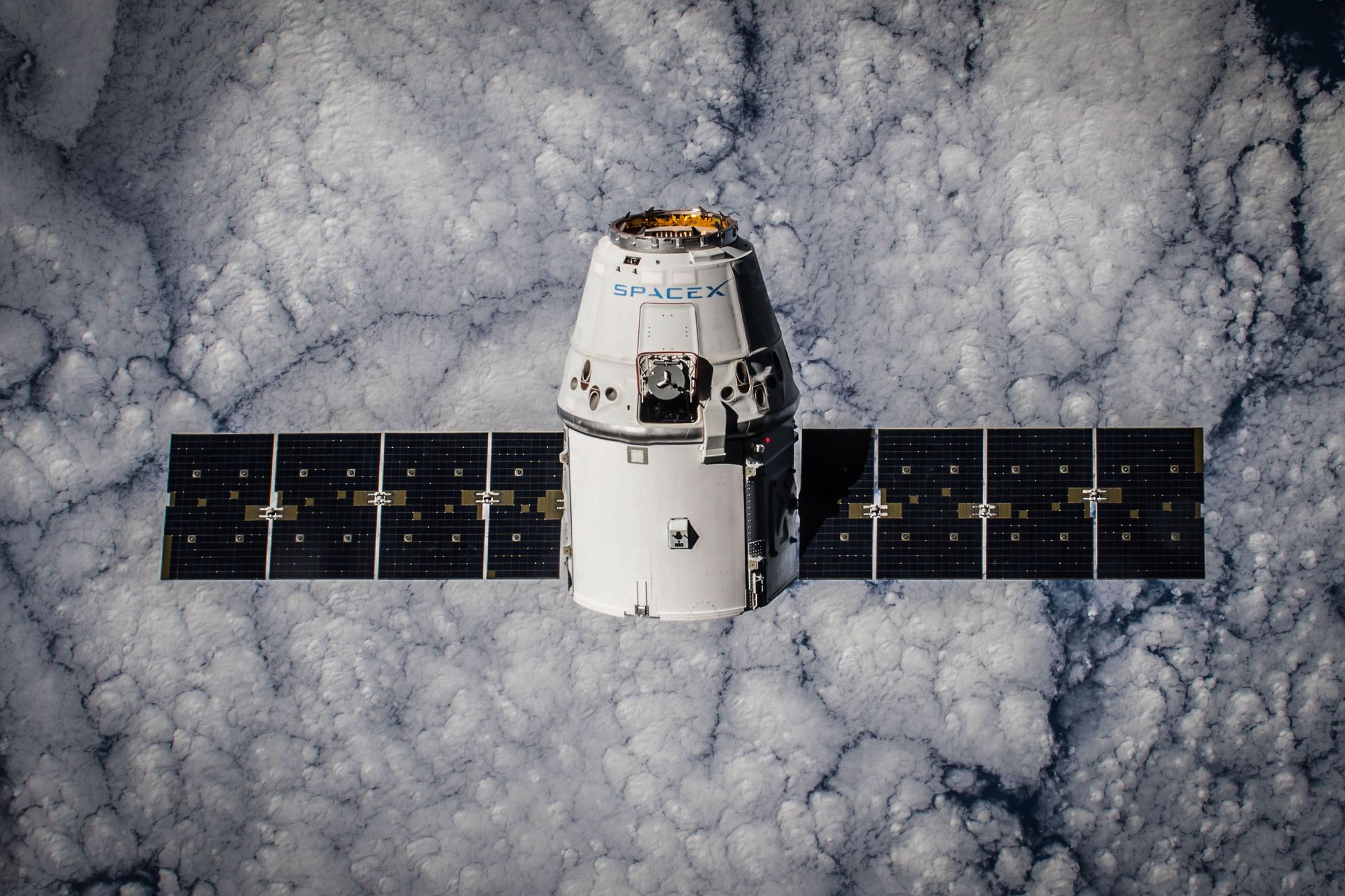 Satélite con paneles solares sobre la superficie de la Tierra
