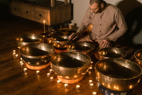 Photos gratuites de à l'intérieur, bols chantants tibétains, homme