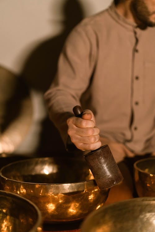 Photos gratuites de à l'intérieur, bols chantants tibétains, instructeur de yoga