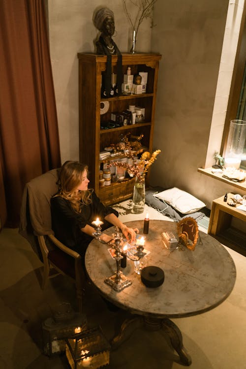 Free A Woman Reading the Tarot Cards on the Table Stock Photo