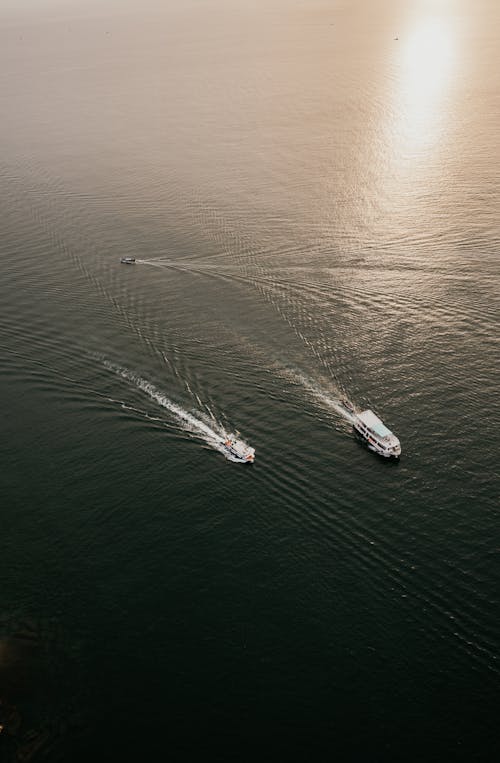 Witte Boot Op Waterlichaam Tijdens Zonsondergang