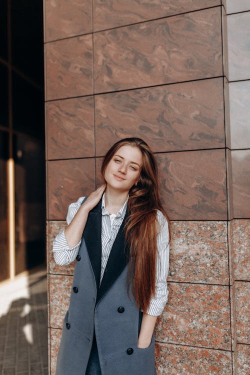 Stylish cheerful woman in trendy outfit smiling