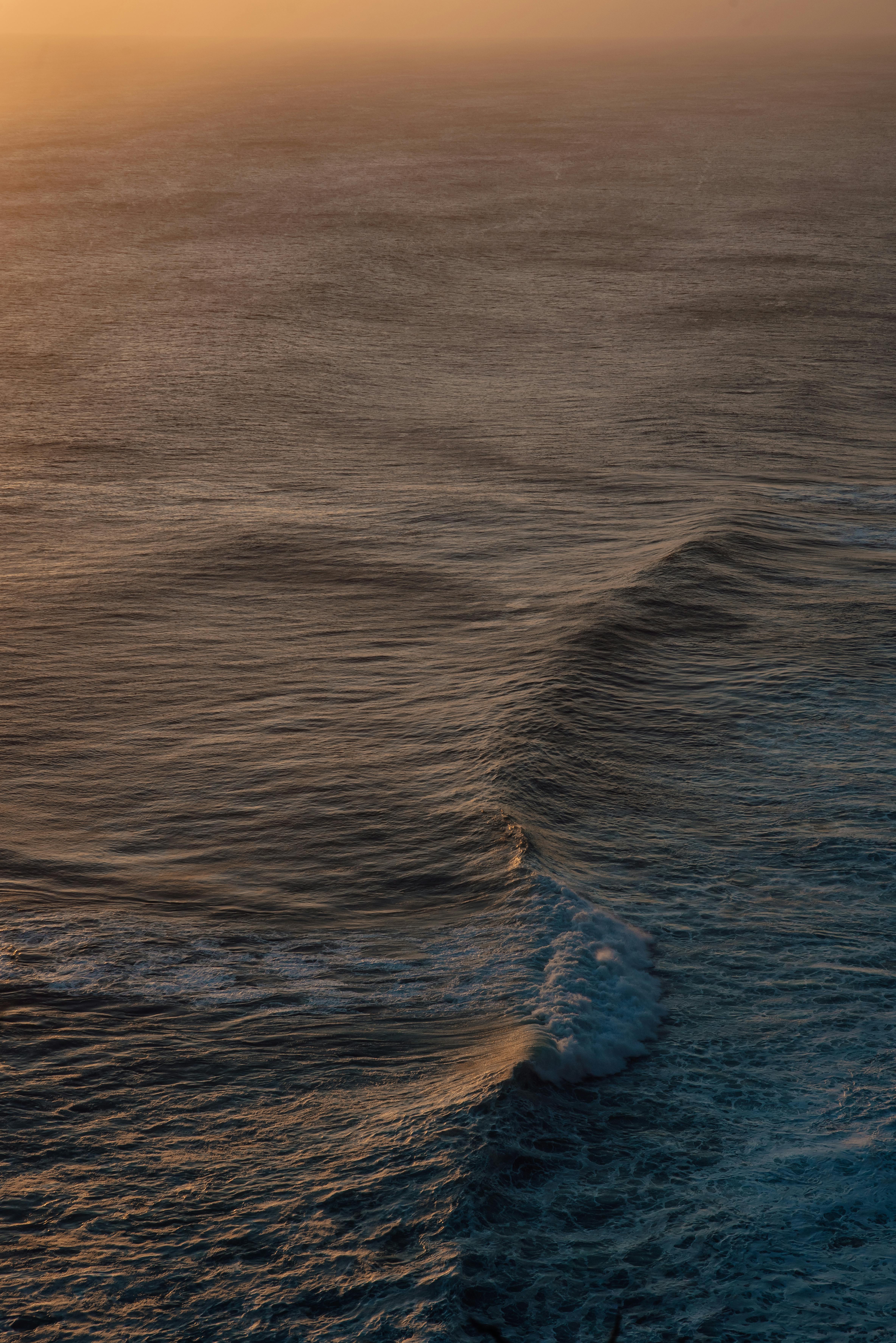 photo of wave on body of water