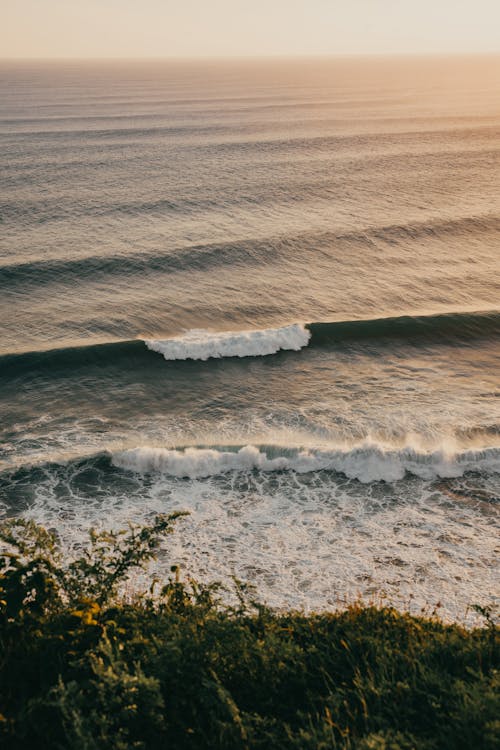 Gelombang Laut Menabrak Pantai