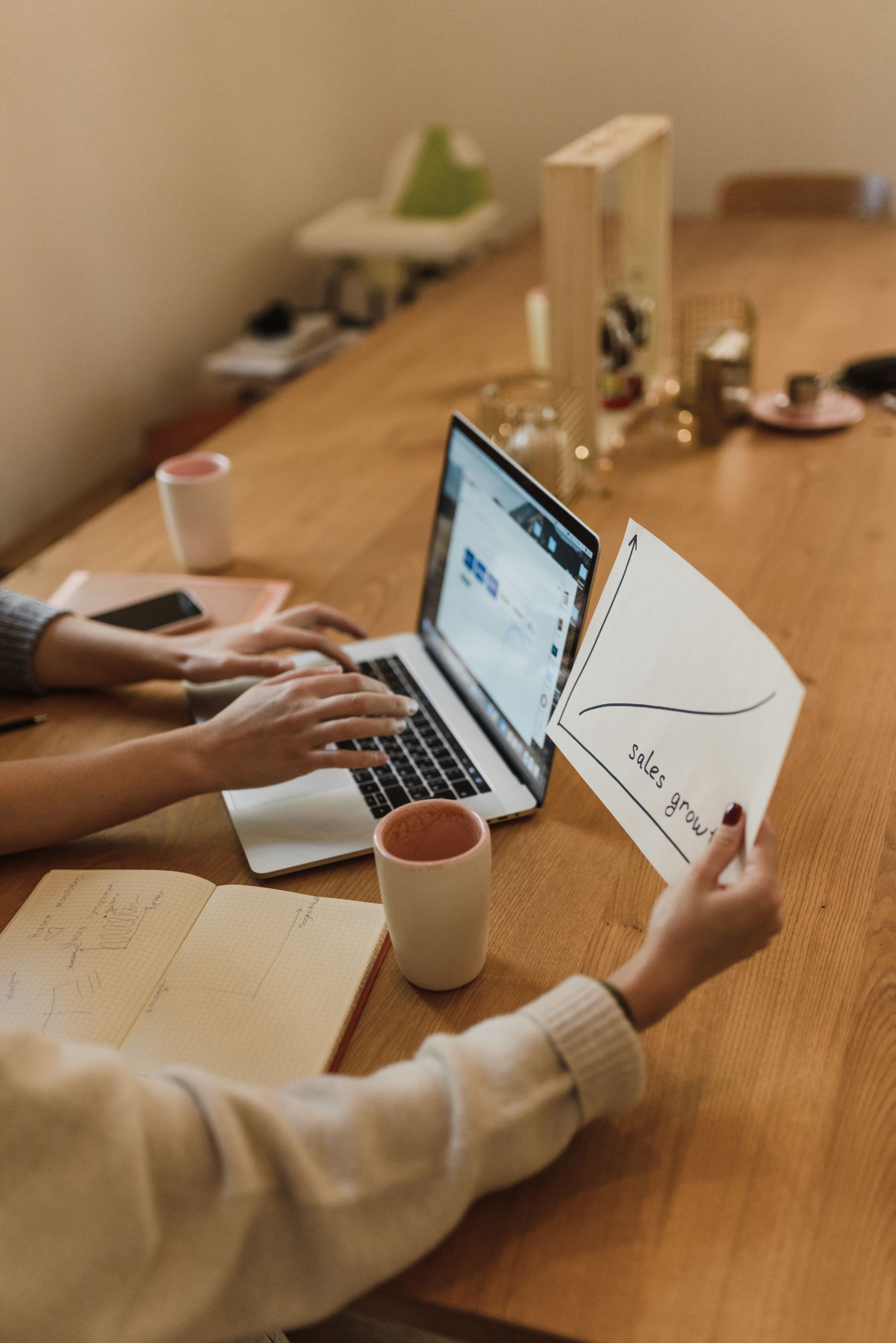 Equipe analisando dados e metas comerciais