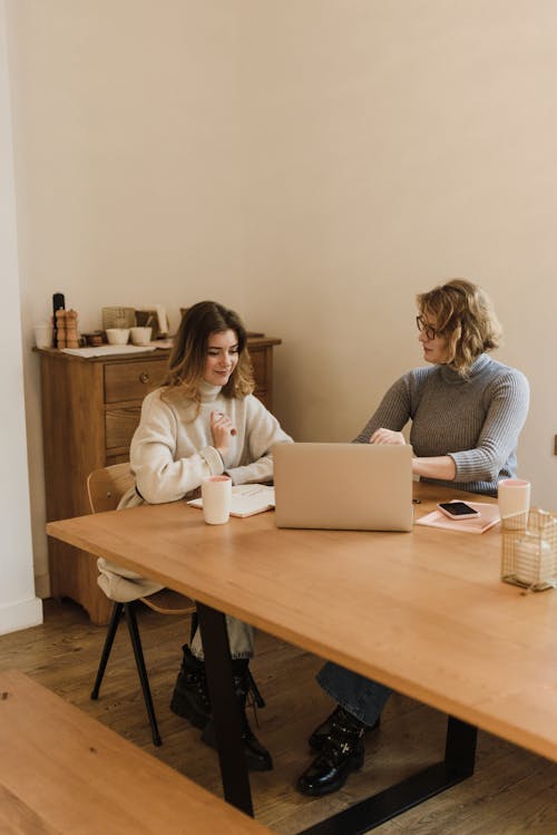 2 Femmes Assises à La Table