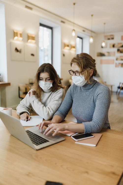 Mujer En Suéter Gris Con Macbook Pro